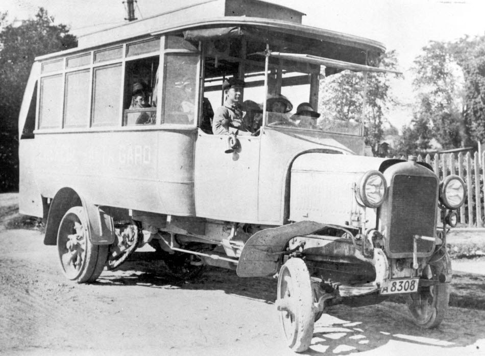 Ett svartvitt foto av en gammaldags buss.