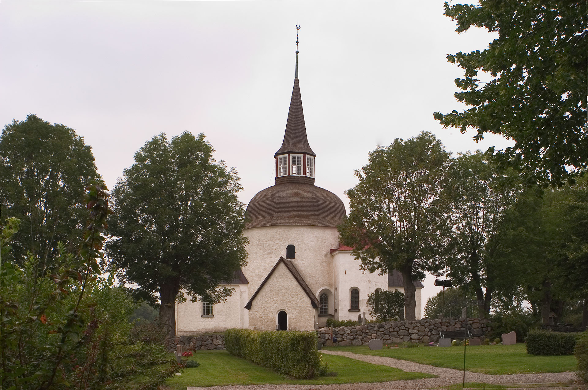 En stenkyrka.