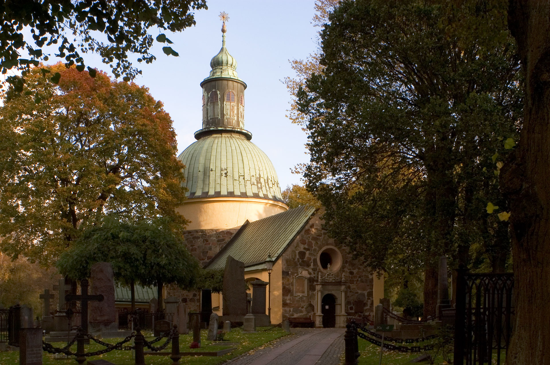 En stenkyrka.