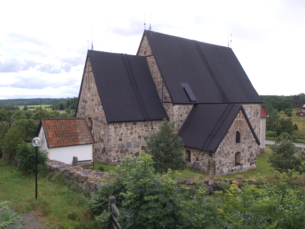 Brun stenkyrka med svart tak