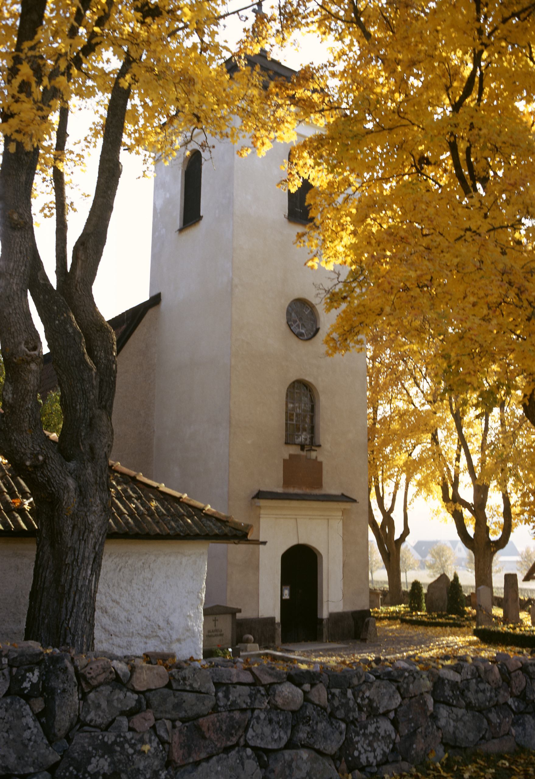 En stenkyrka från medeltiden med vit puts