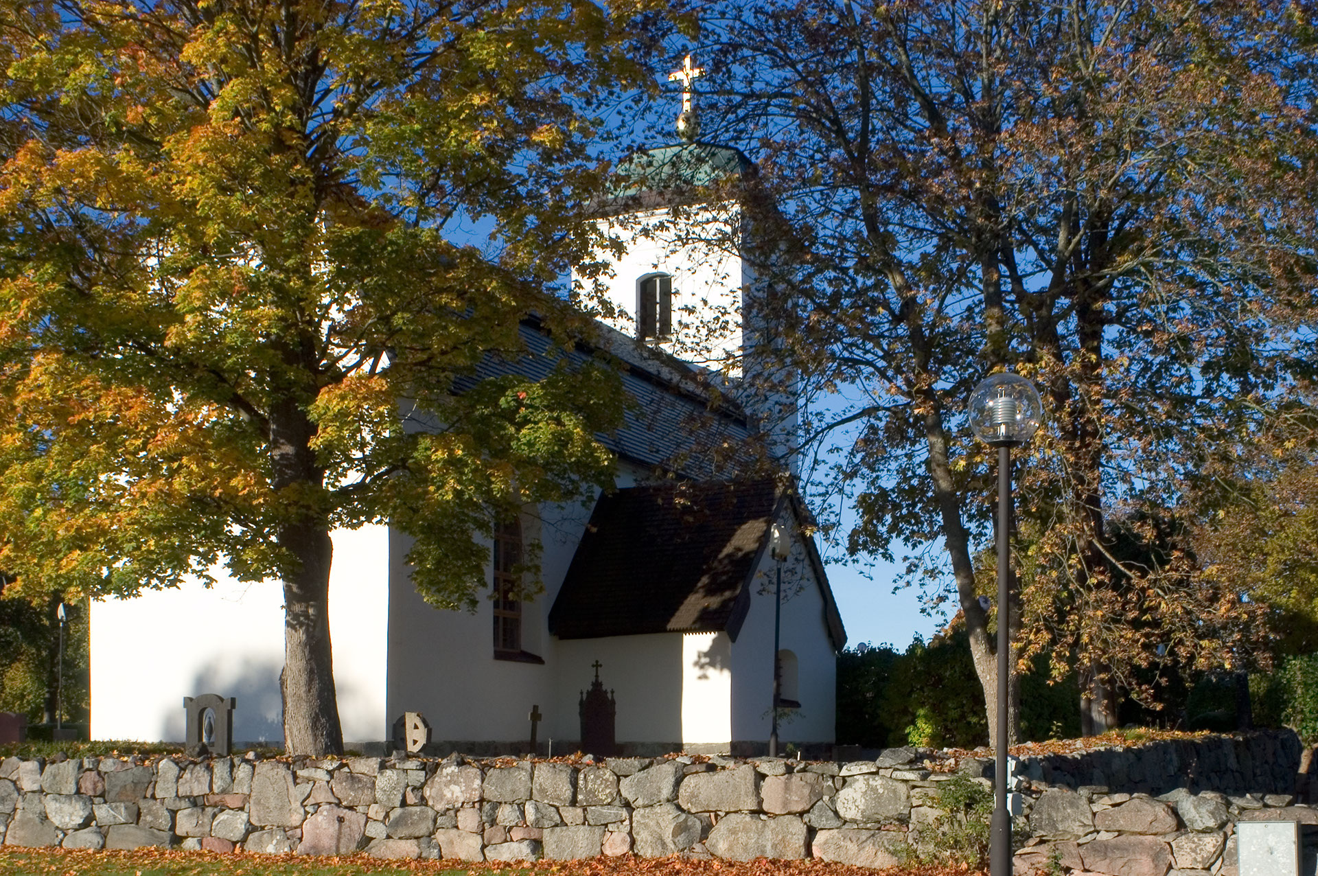 En stenkyrka.