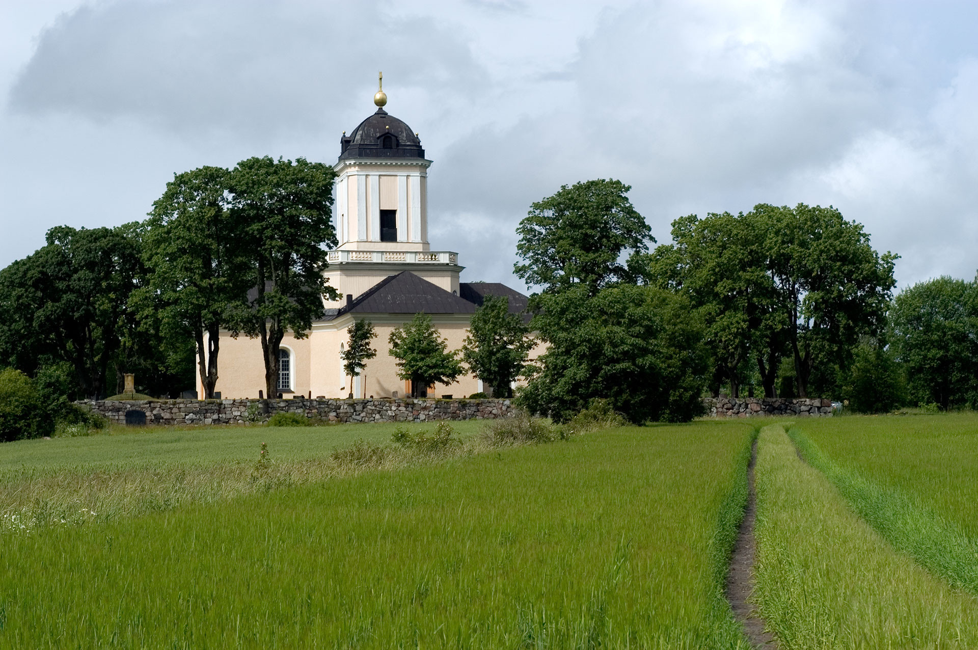 En stenkyrka.