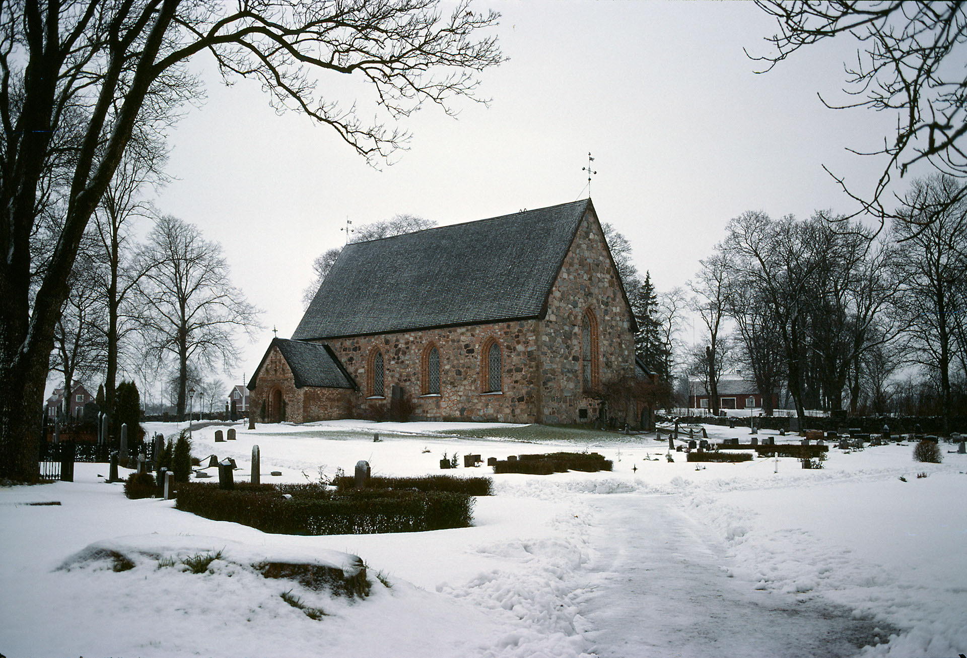 En stenkyrka.