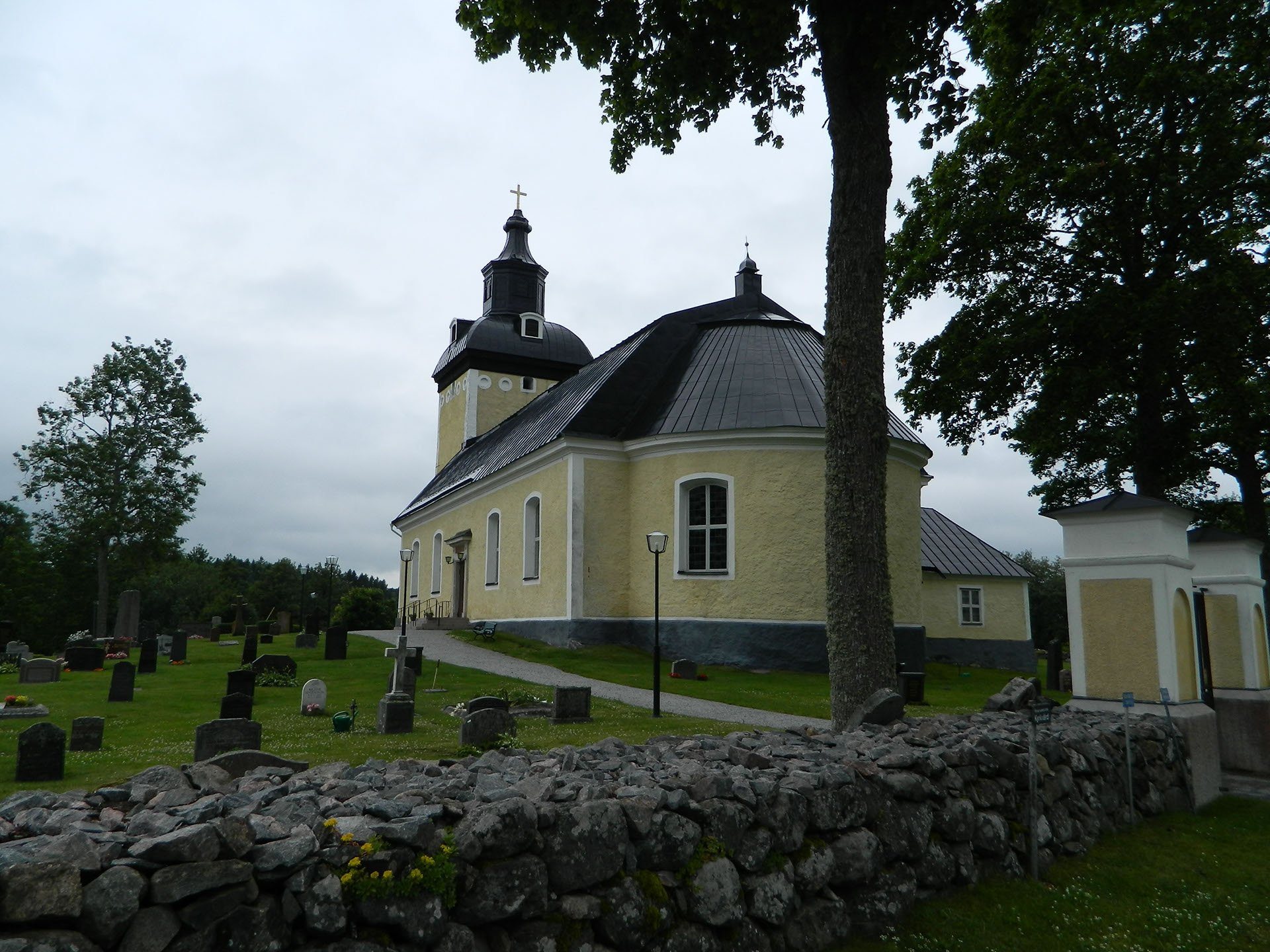 En stenkyrka.