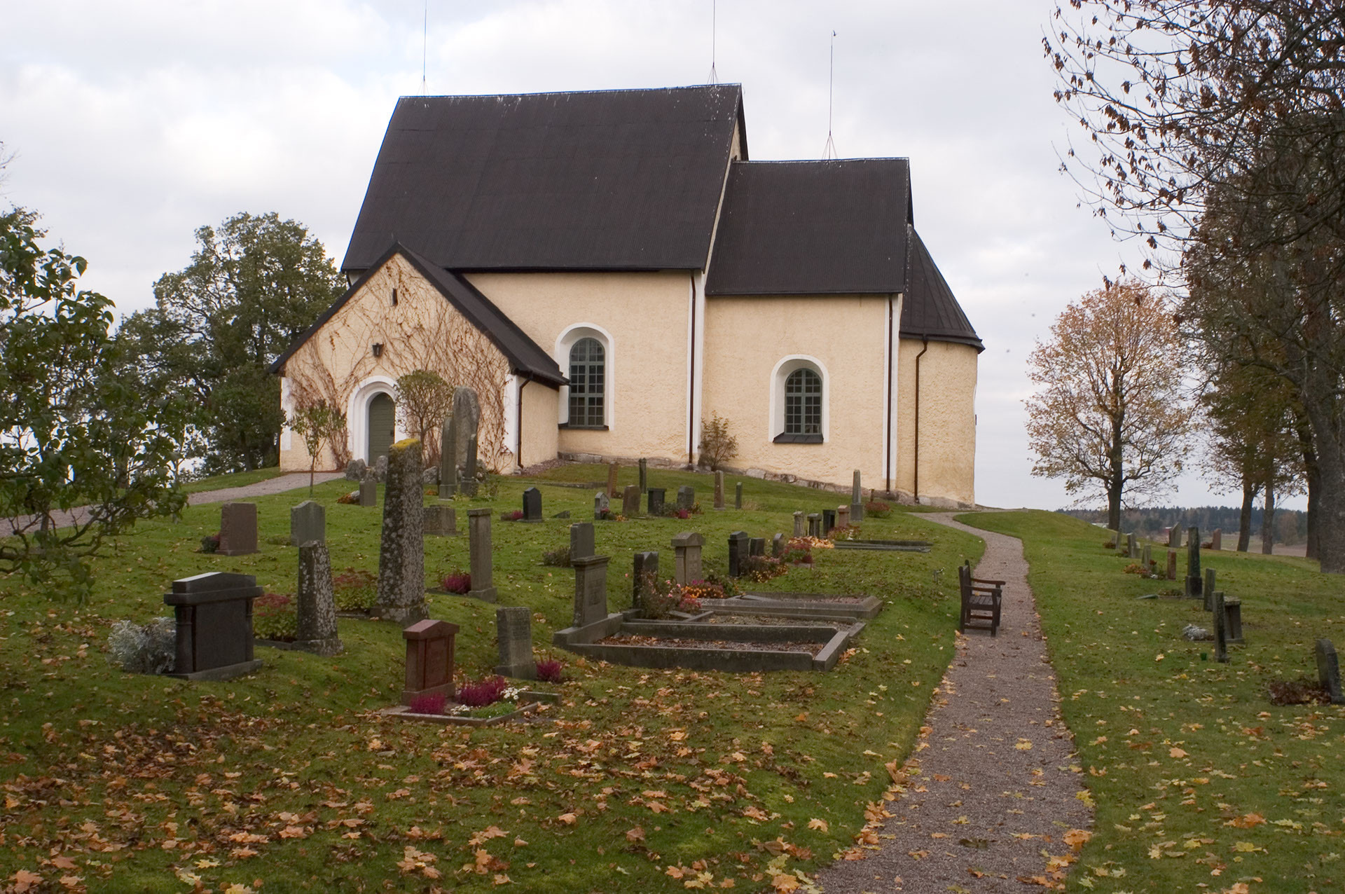 En stenkyrka.