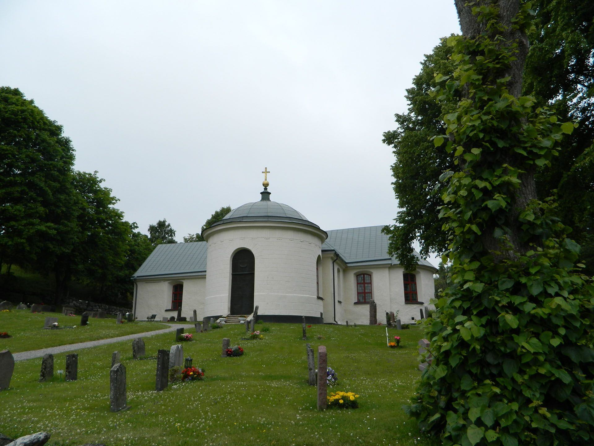 En stenkyrka.