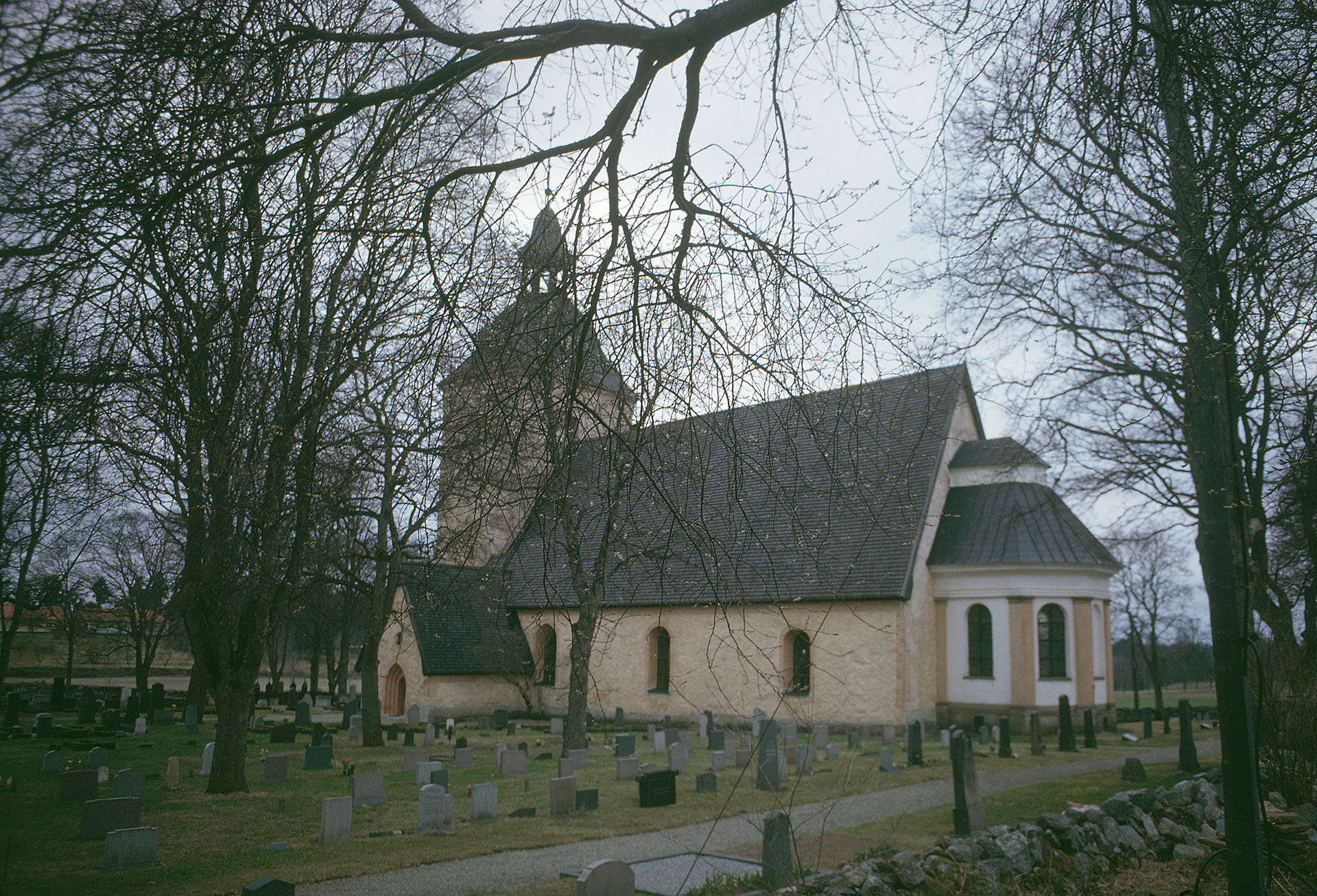 En stenkyrka.