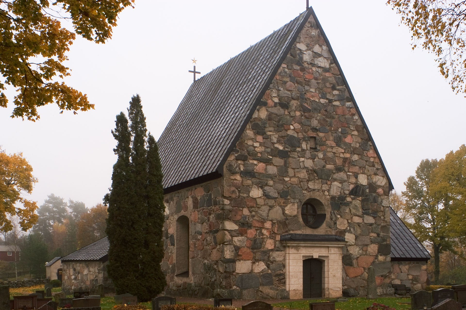En stenkyrka.