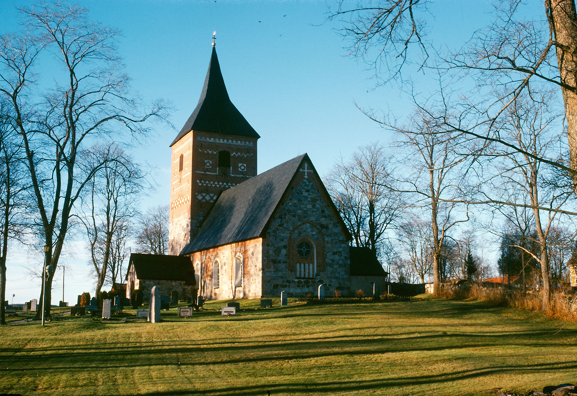 En stenkyrka.