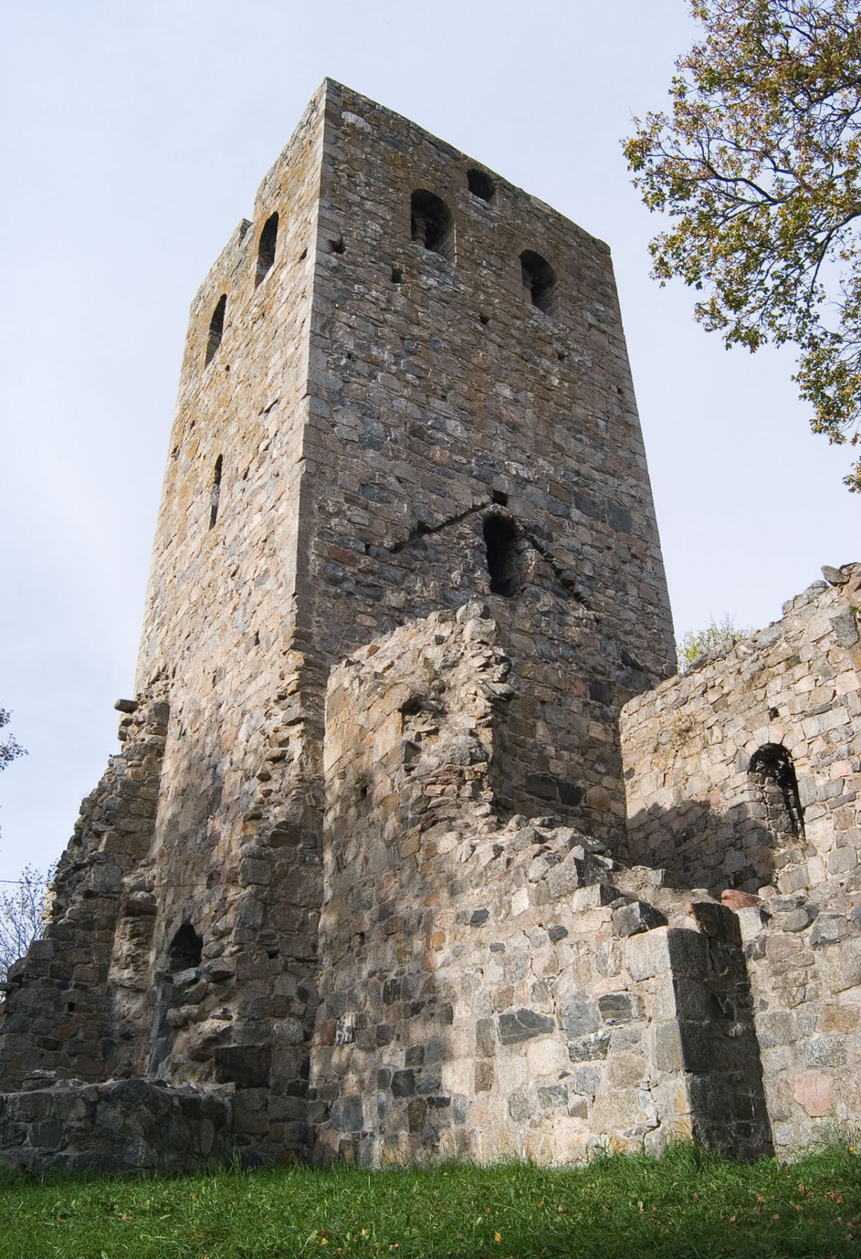 En gammal stenbyggnad.