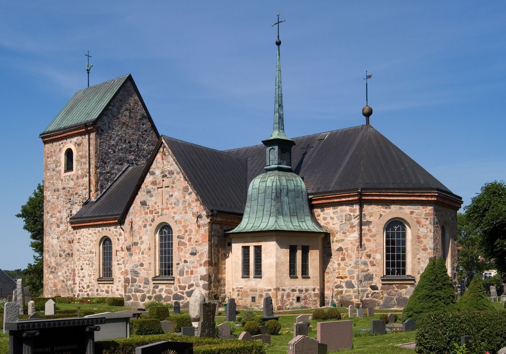 En stenkyrka.