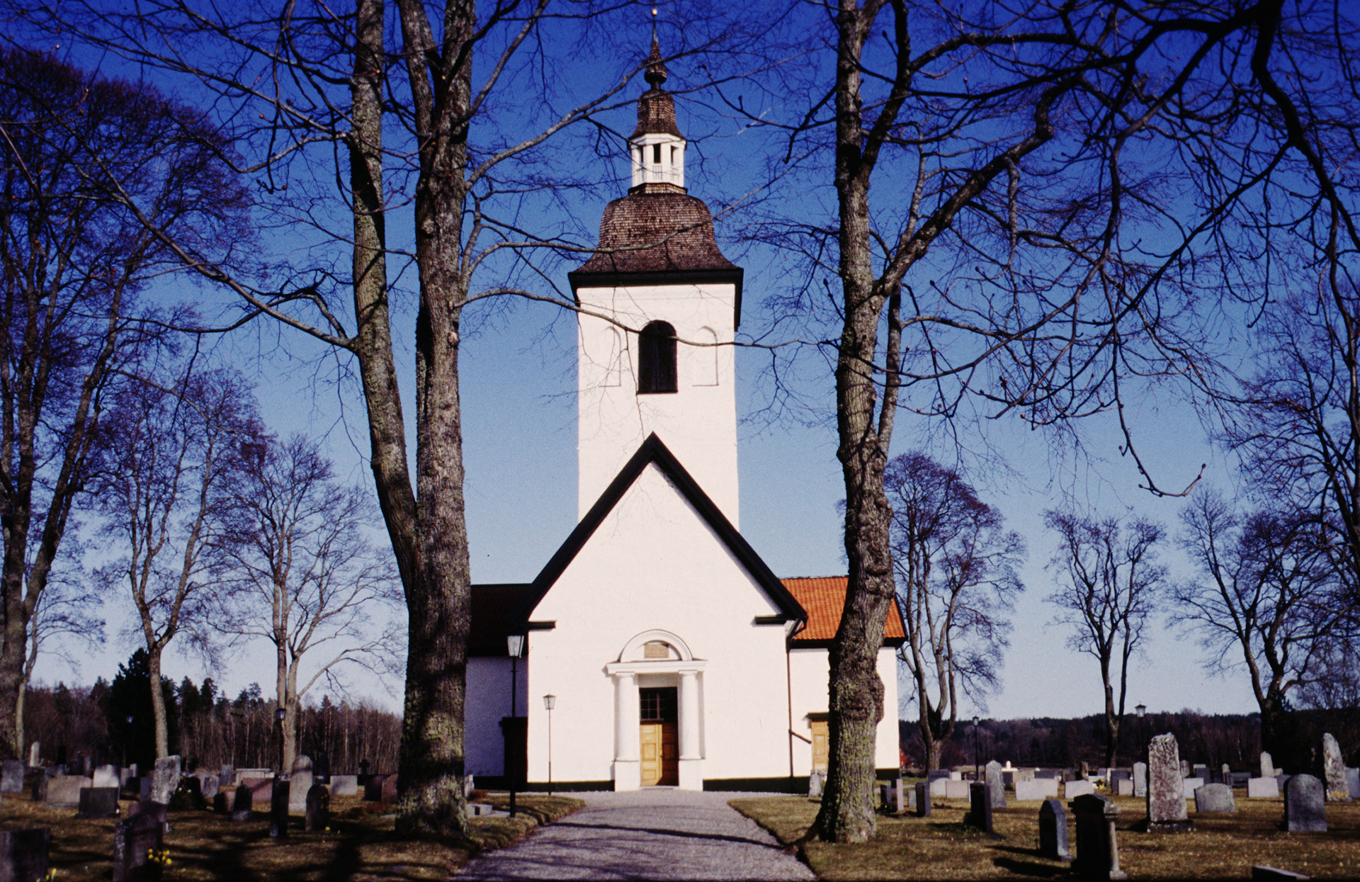 En stenkyrka.