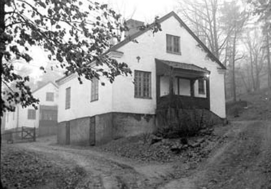 Svartvitt foto av två vita hus.