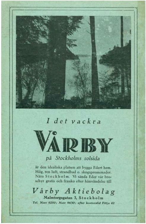 Ett grönt informationsblad med en bild av sjön med trädstammar i förgrunden. Texten lyder: I det vackra Vårby på Stockholms solsida är den idealiska platsen att bygga Edert hem. Hög, ren luft, strandbad o. skogspromenader. Nära Stockholm. Vi sända Eder vår broschyr gratis och franko efter hänvändelse till Vårby Aktiebolag, Malmtorgsgatan 3, Stockholm. Tel. Norr 9250, Norr 9630, efter kontorstid Fittja 42.