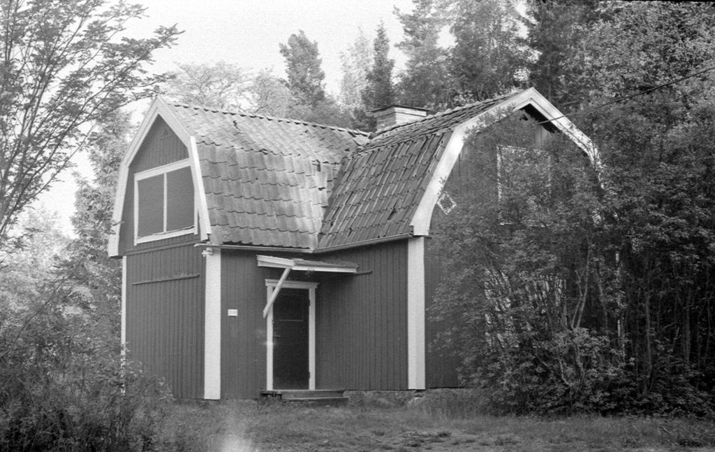 Ett torp med ingenbommade fönster.