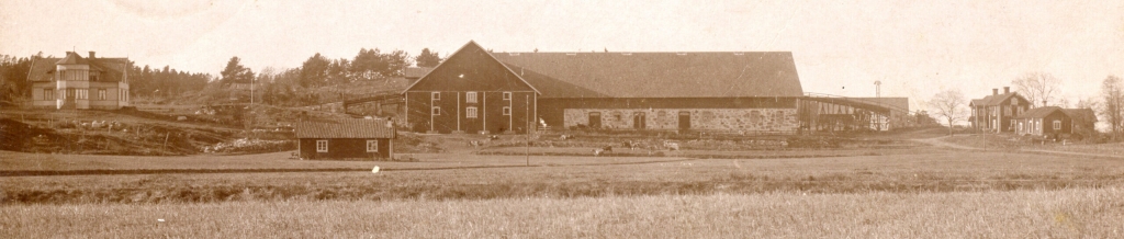 En stor gård med flera hus.