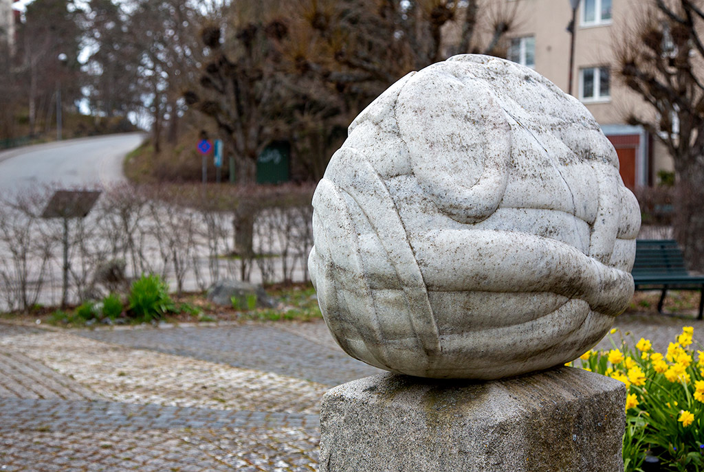 Rund skulptur abstrakt skulptur av marmor i utomhusmiljö.