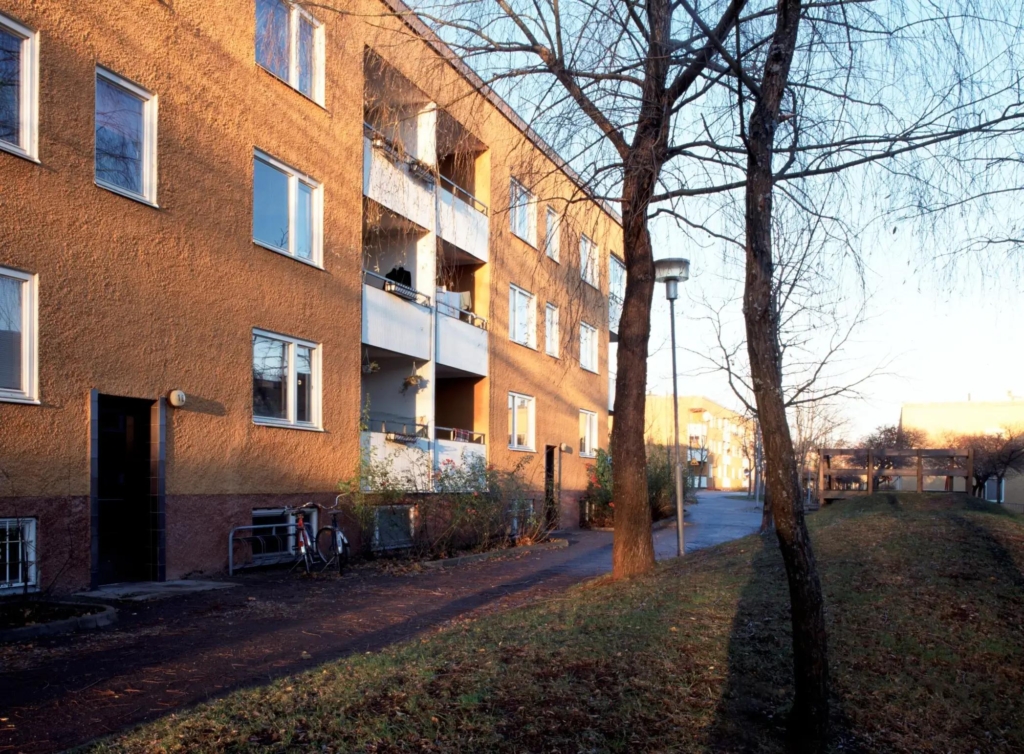 Flerbostadshus i gul puts.