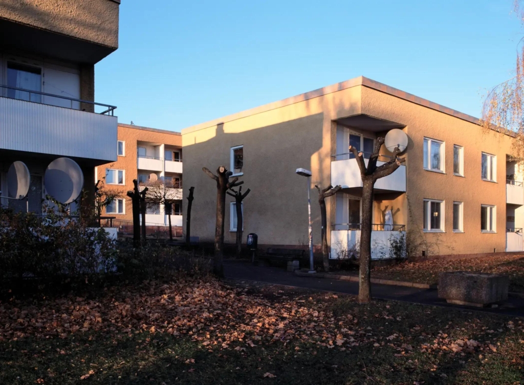 Flerbostadshus med två våningar i gul puts.