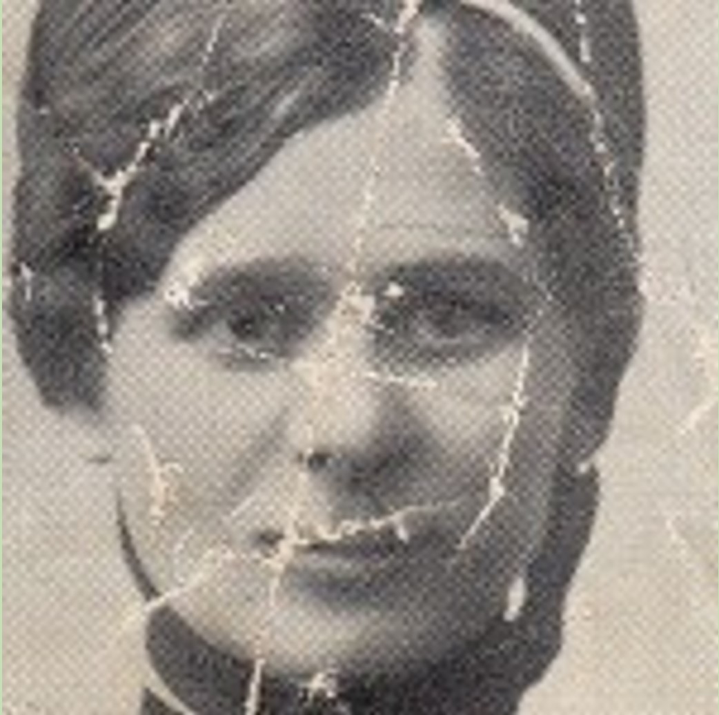 Ett ganska trasigt foto av en ansiktet på en ung kvinna.