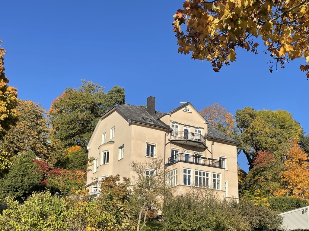 Beige putsad villa på platå.