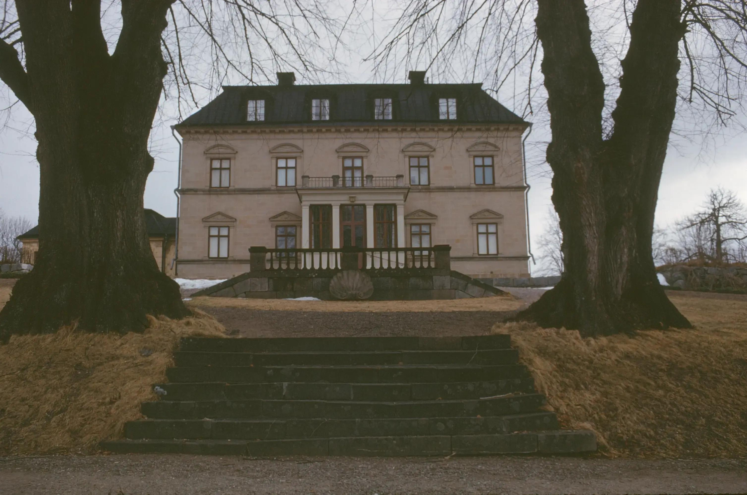 Trappa upp till herrgårdsbyggnaden.