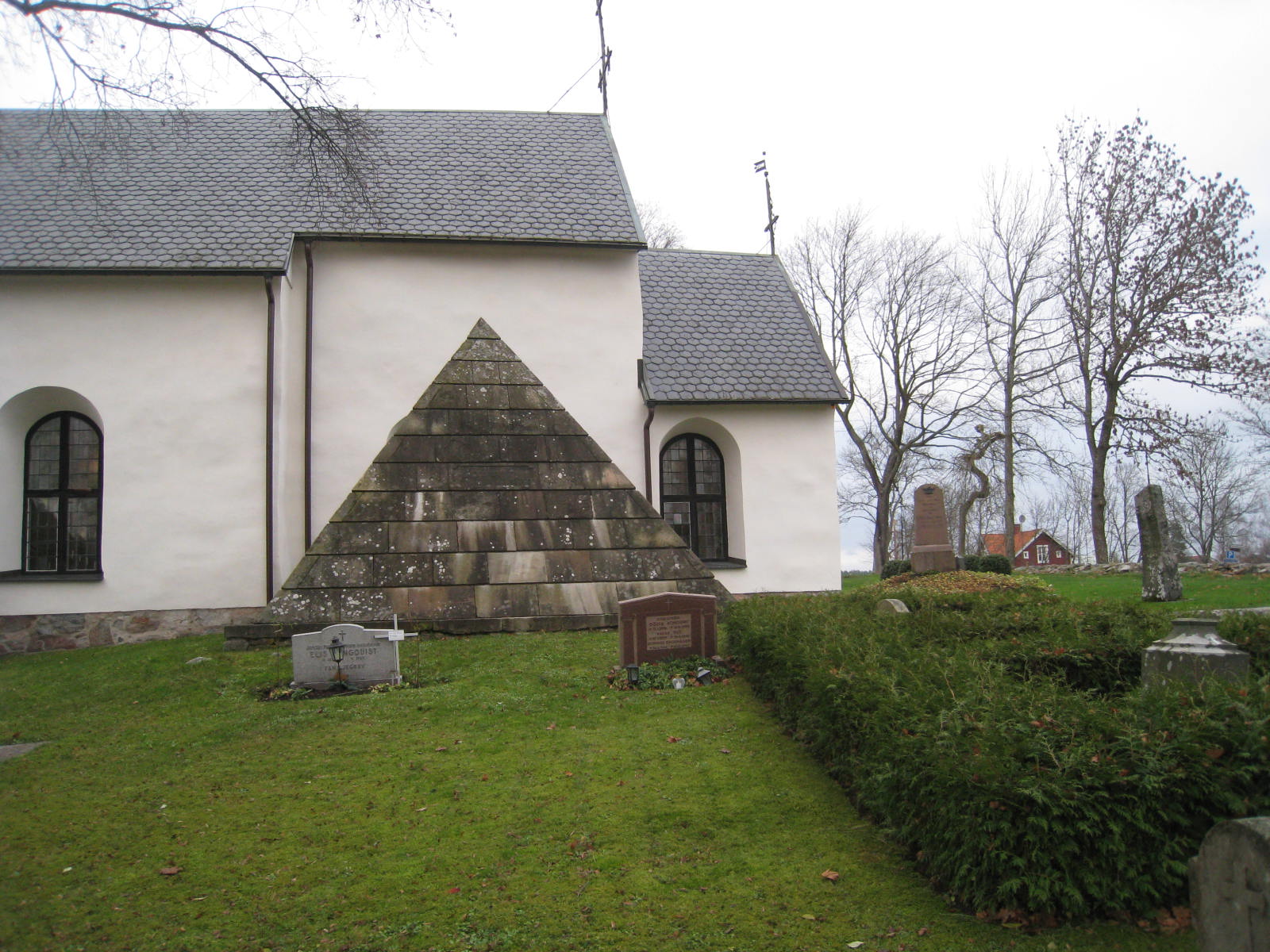 Pyramid bredvid kyrka.