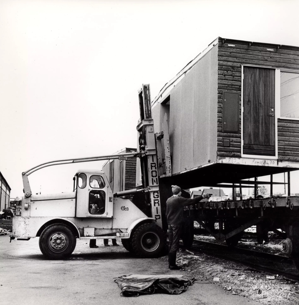 Gaffeltruck som bär en husmodul.