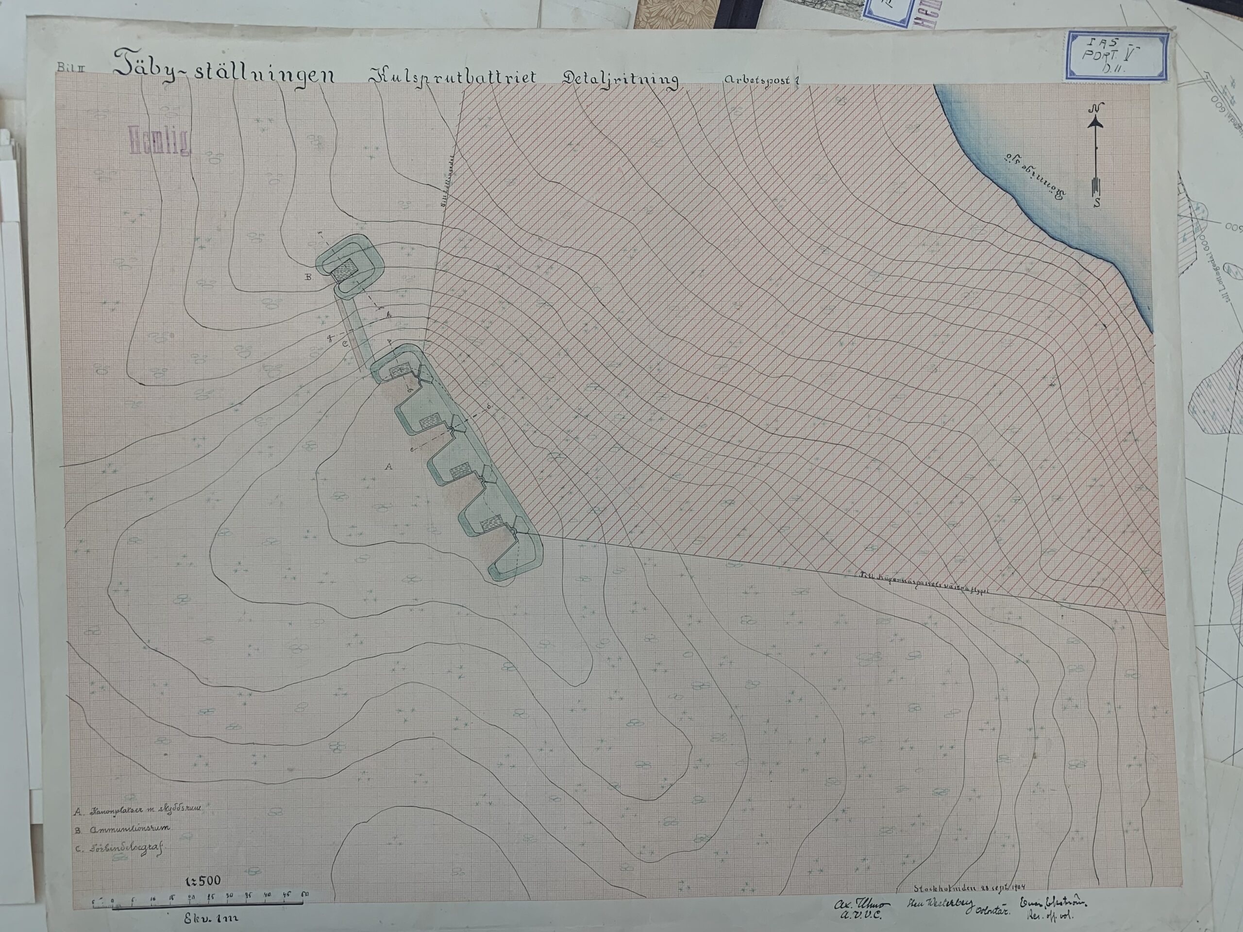 En karta med höjdkurvor som visar anläggningen på toppen av kullen.