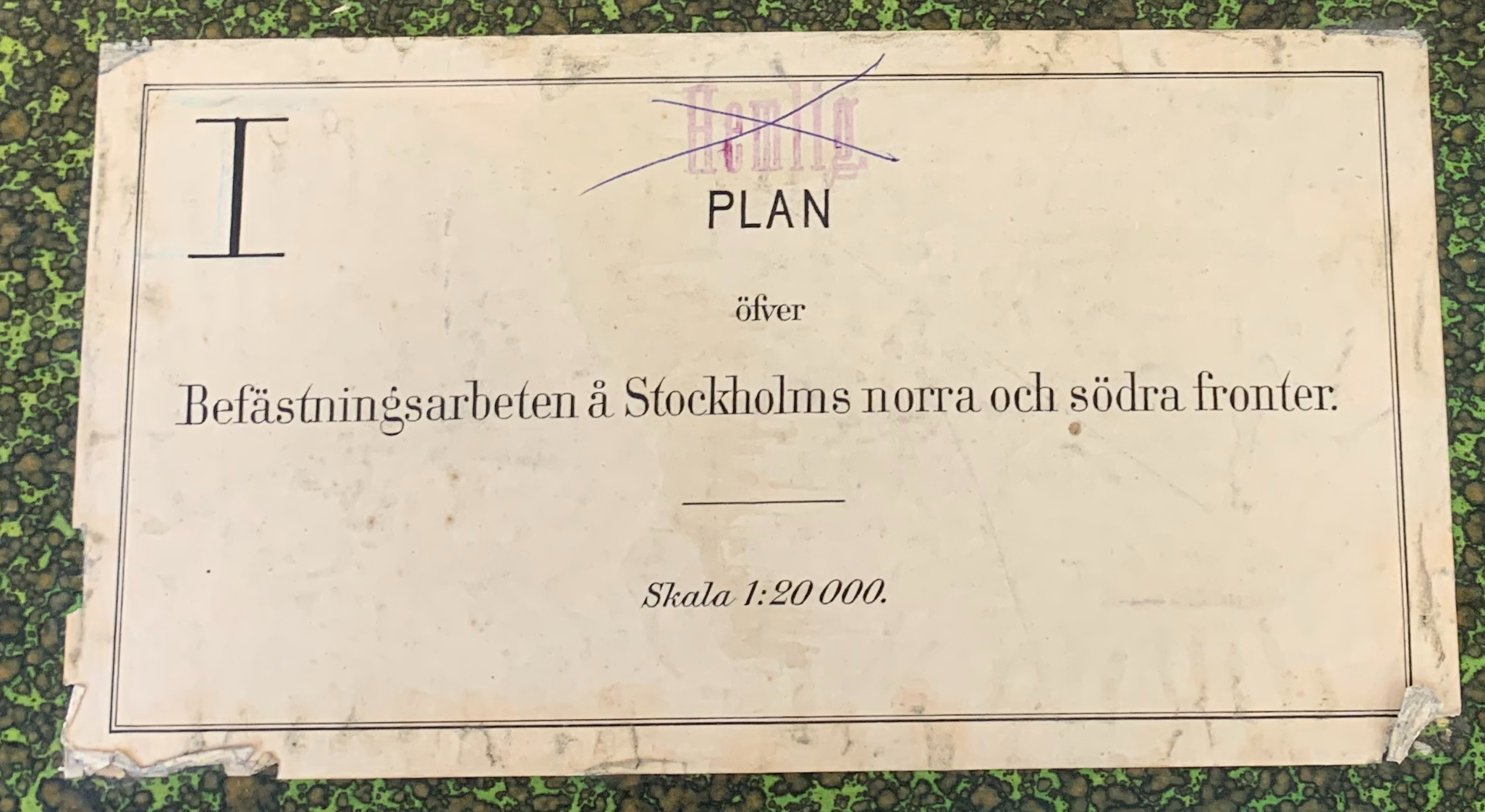 En etikett med ordet hemlig stämplat och överstruket.