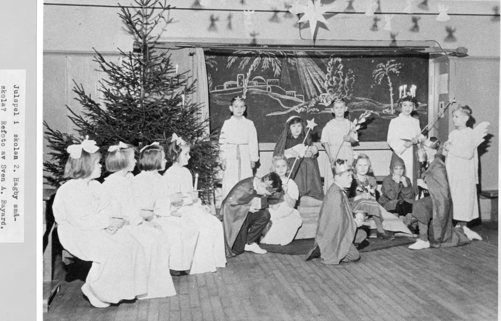 En svartvit bild av ett luciatåg.