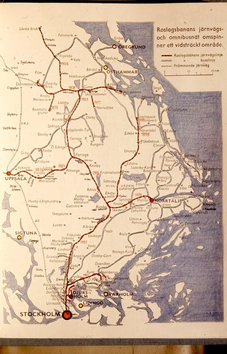 En karta som visar Roslagsbanans järnvägsnät i rött och hur det sträcker sig genom hela Roslagen.