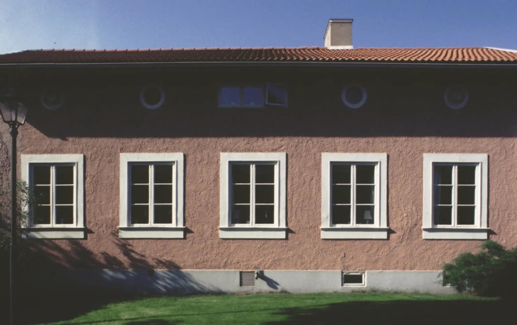 Enplansvilla med rosa putsad fasad.