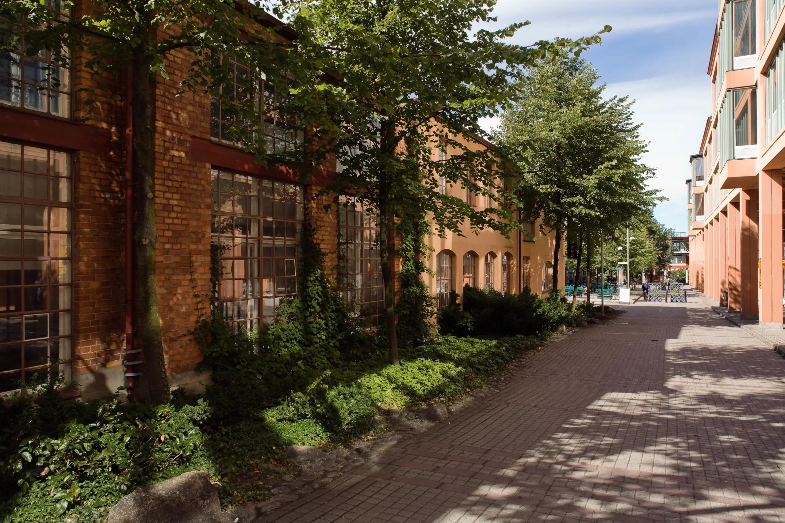 Tegelhus längs en stenlagd gågata.