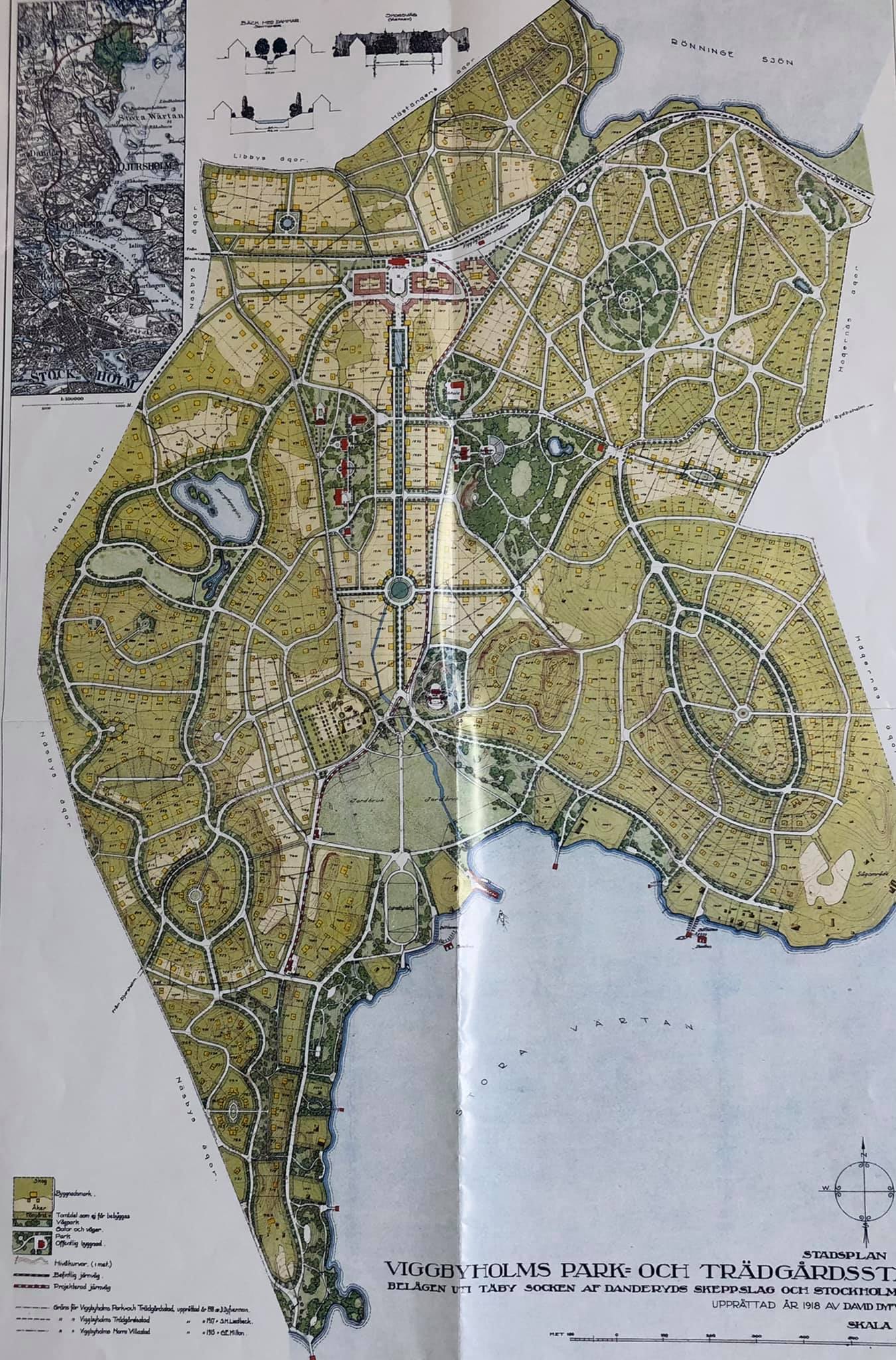 En karta i färg med gator, parker och tomter.