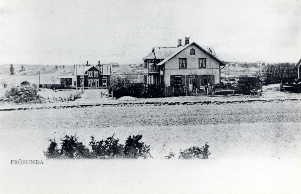 Hus på en slätt. Svartvitt foto.