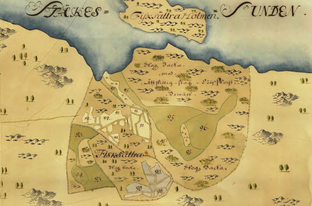 En karta som visar inhängnade ängar och åkrar, samt skogsbackar runt ett litet hus.