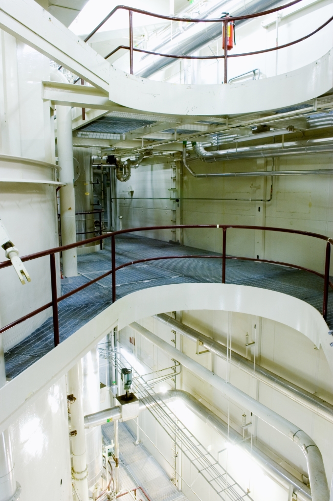 Två balkonger högt över den nedersta golvet i det stora reaktorutrymmet.