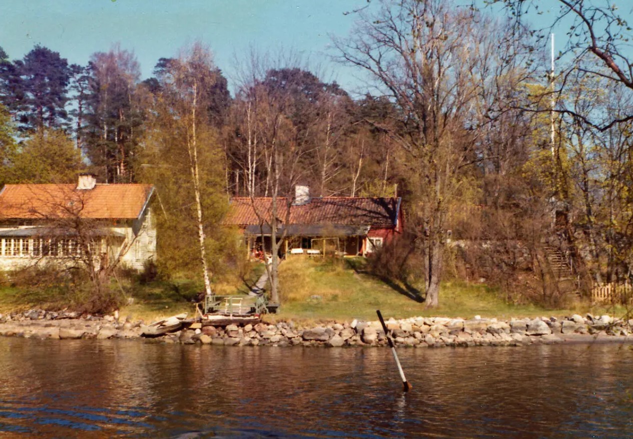Två hus vid stranden.