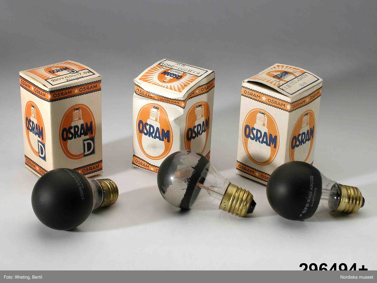 Tre svartmålade glödlampor med varsin kartong med texten OSRAM.