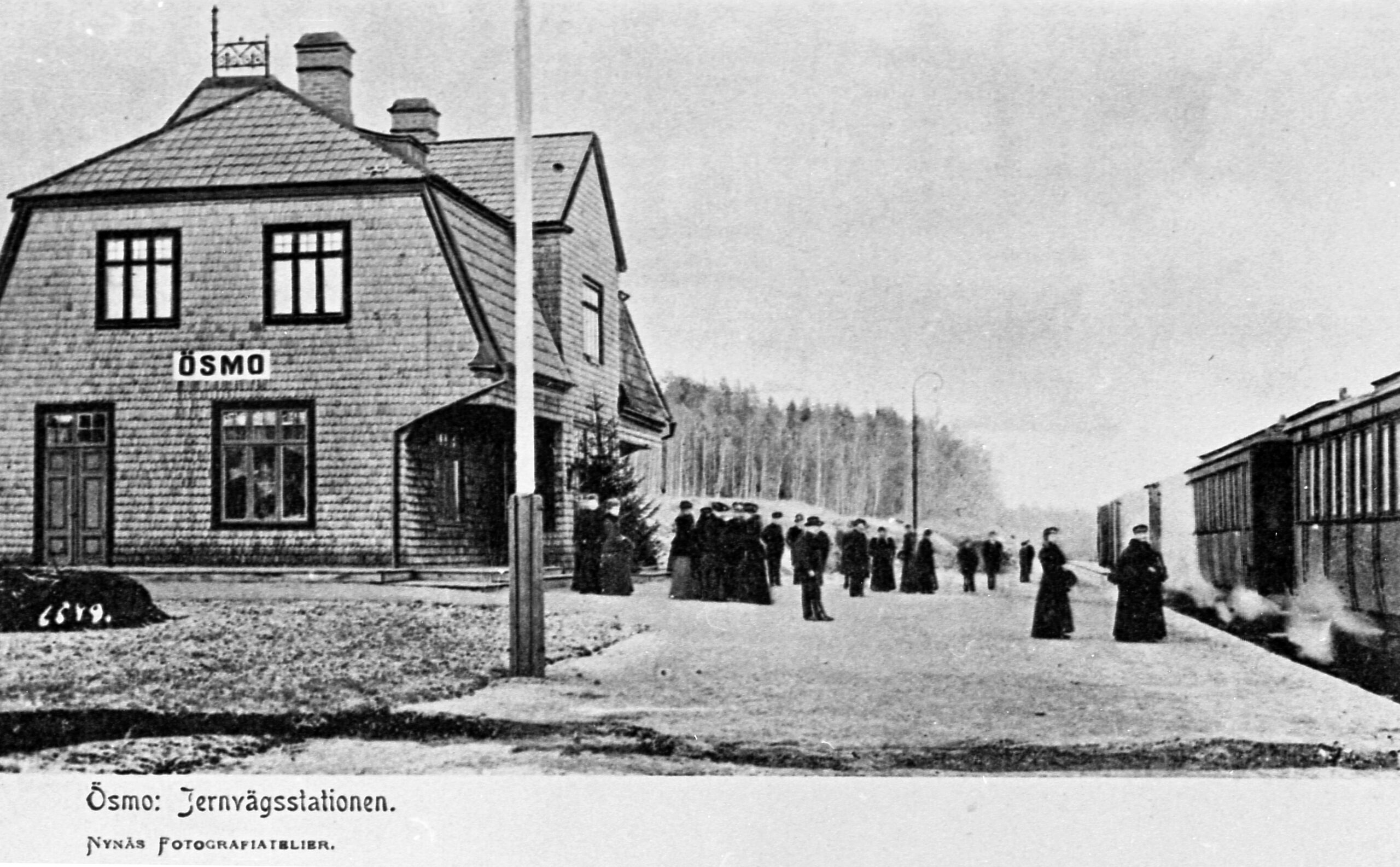 Fullt med folk utanför stationshuset. Annars ödsligt.