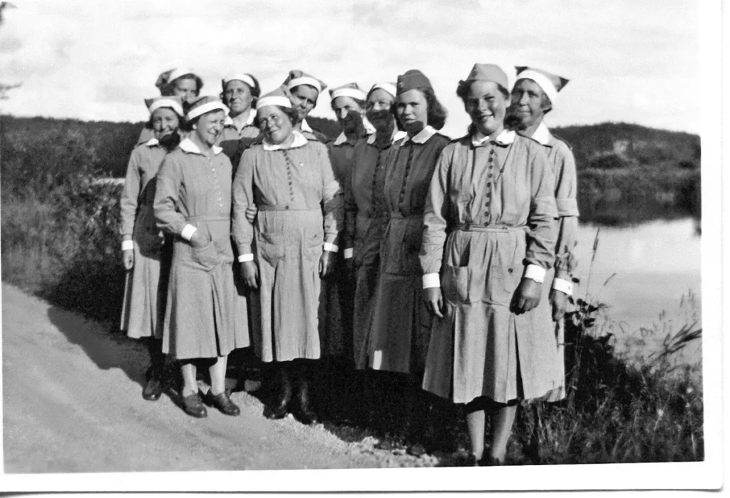 En grupp med kvinnor i uniformer står samlade.