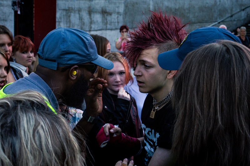 Bilden är tagen under en punk spelning på Sergels Torg, när ordningsvakterna bruter sig in i en helt fredlig moshpit för att sen drar iväg en ung punkare som bara var där för att lyssna på punk och ha det kul! Kulturen är nåt vi ska värna, men bara om dom kan tjäna.
