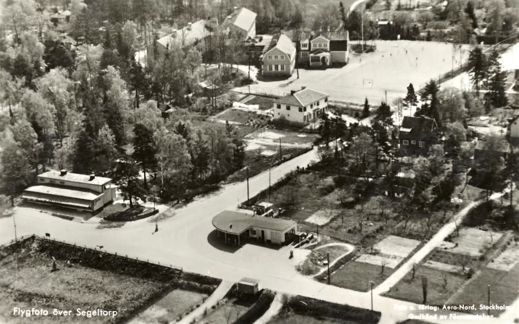 Svartvitt flygfoto från låg höjd.