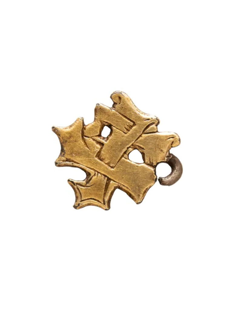 Samiskt smycke som är bronsfärgat.