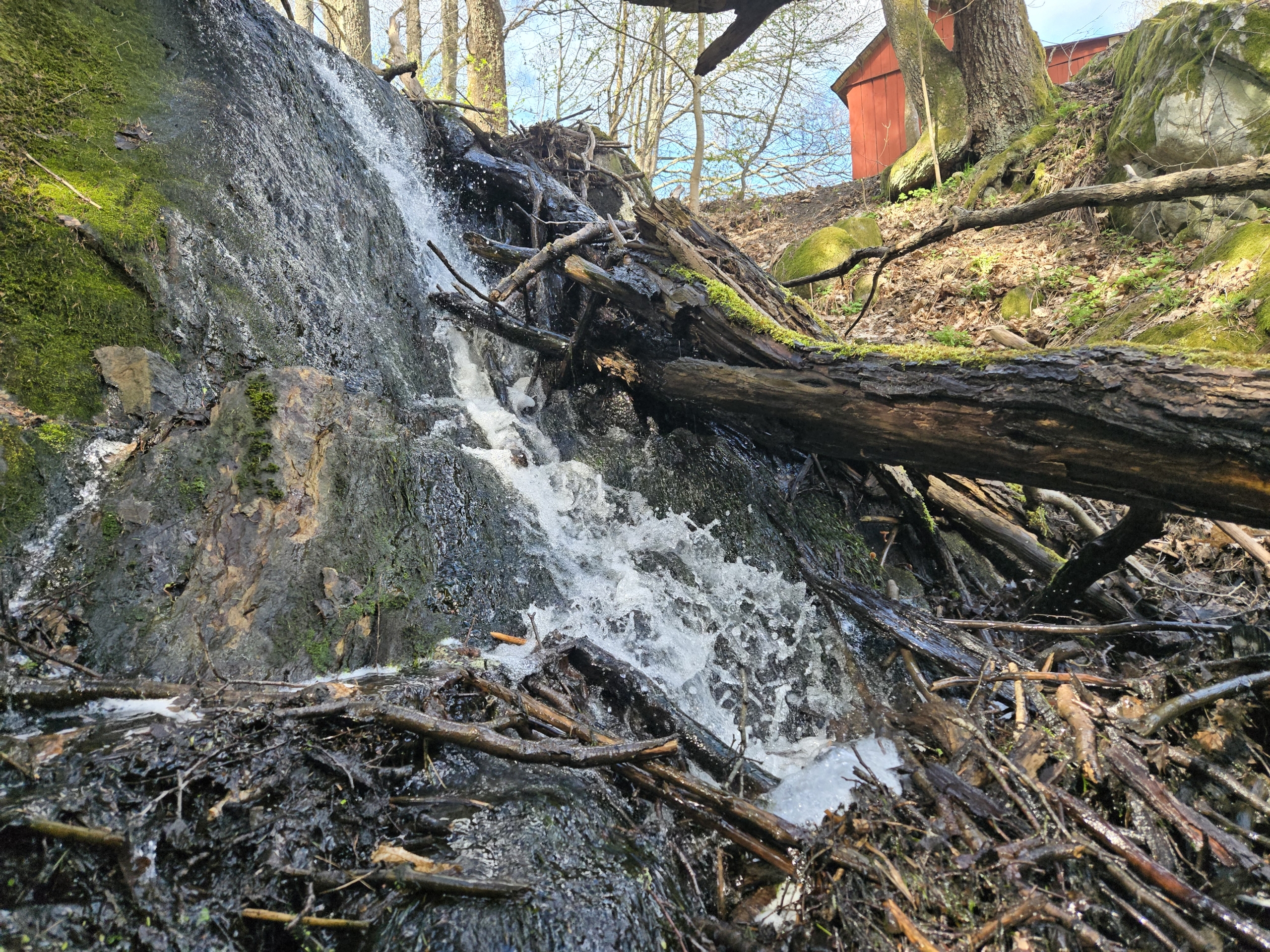 Foto visar strömmande vatten ner för berghäll.