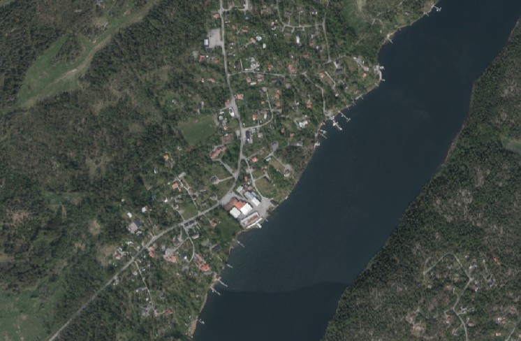 Flygfoto visar bebyggelse utmed Vätösundet.