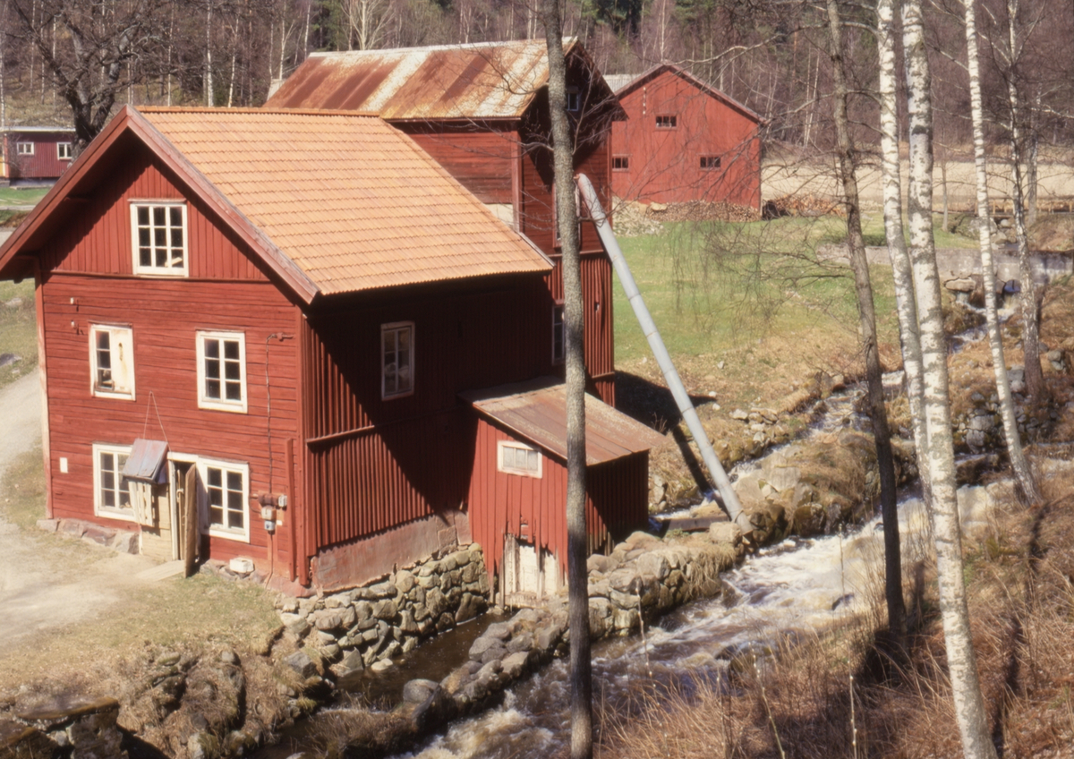 Foto visar kvarnbygganden vid ån